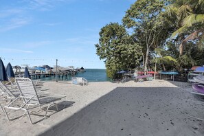Chaises longues, serviettes de plage