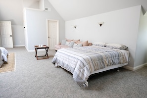 4 habitaciones, tabla de planchar con plancha, wifi y ropa de cama 