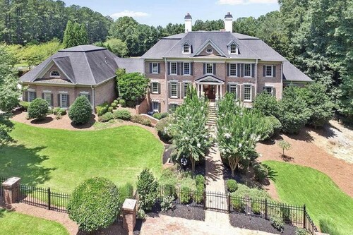 Mansion stay for big groups 8 miles from LakePoint Sports!