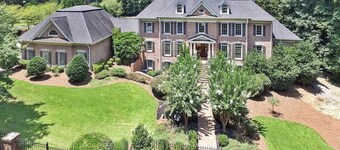 Mansion stay for big groups 8 miles from LakePoint Sports!