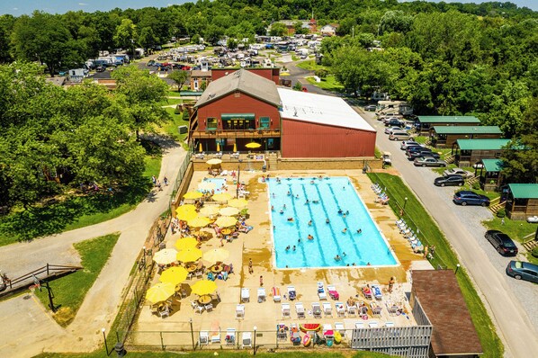 Een verwarmd zwembad