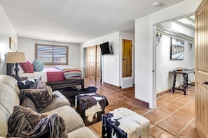 4 bedrooms, iron/ironing board, free WiFi, bed sheets