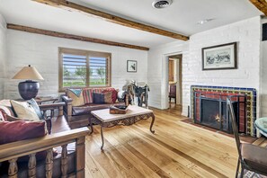 Smart TV, fireplace, DVD player - Luxury Adobe in Wine Country w/ Pool, Hot Tub & Ping-Pong, 10 min from downtown (Paso Robles)