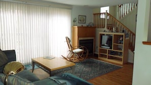 Smart-TV, Kamin, DVD-Player, Bücher