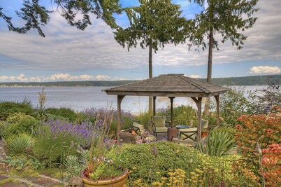 Serene getaway close to the beach with garden for couples or solo adventurers