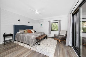 4 bedrooms, iron/ironing board, WiFi, bed sheets
