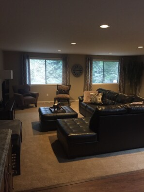 Smart-TV, Bücher, Musikbibliothek, Stereoanlage