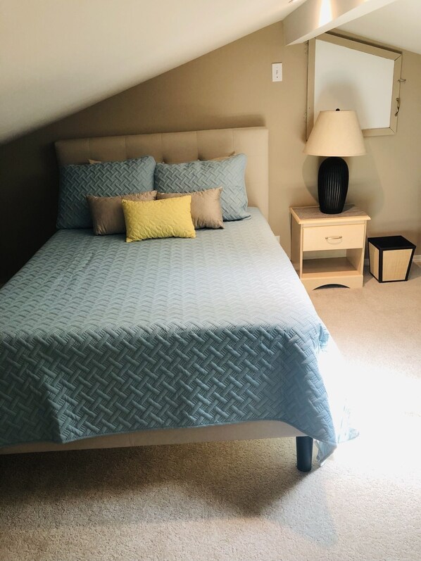 Loft bedroom. Deco changes often - Wine Country Hollywood Hill Home In Woodinville (Woodinville)