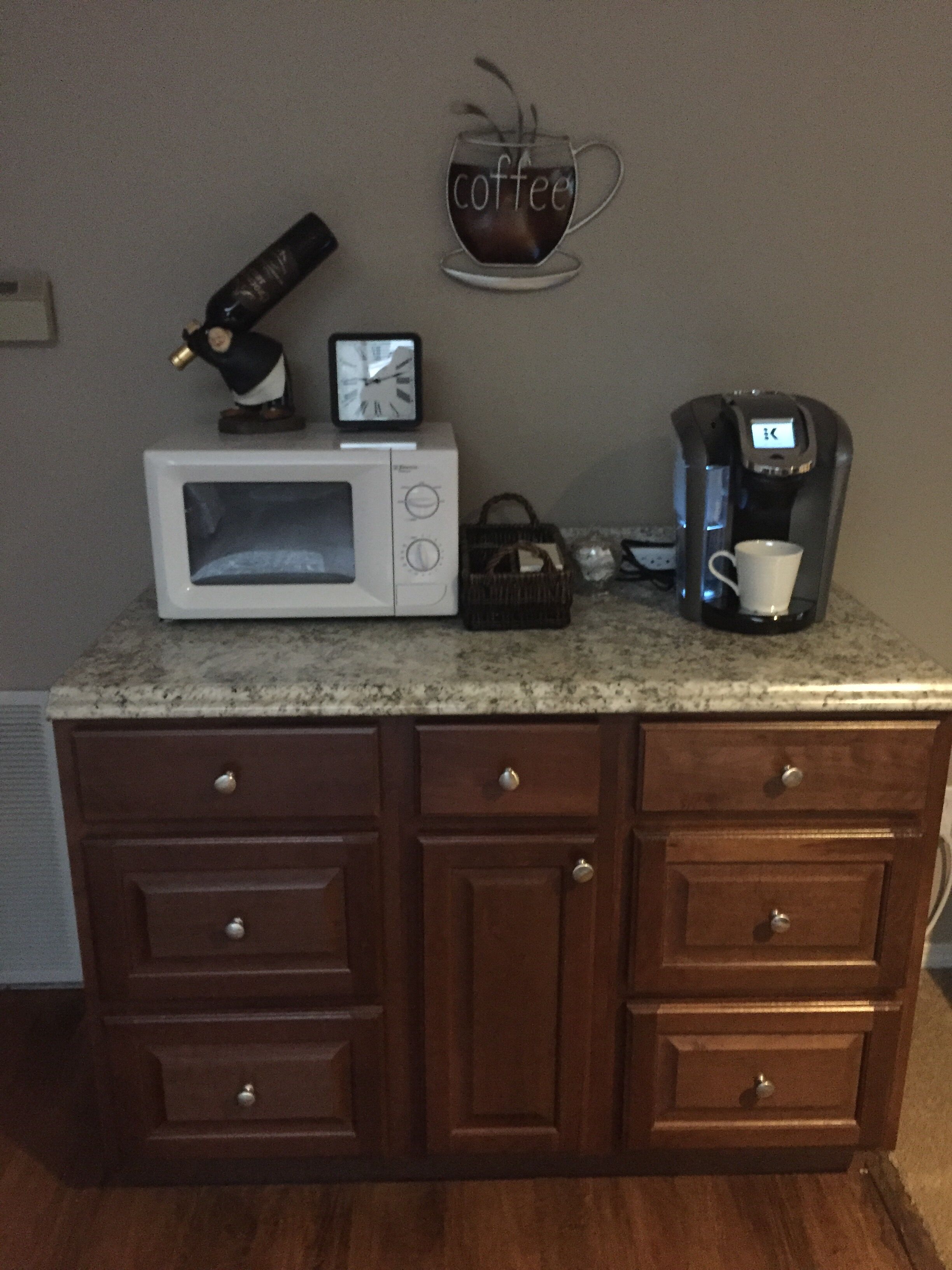 Coffee, tea and wine bar. Includes ground coffee, tea, coffee bean grinder