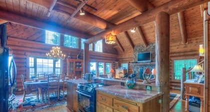 Timber Lodge Log Home, 10 Person Theater Room, Hot Tub, Pool Table, Ocean Views!