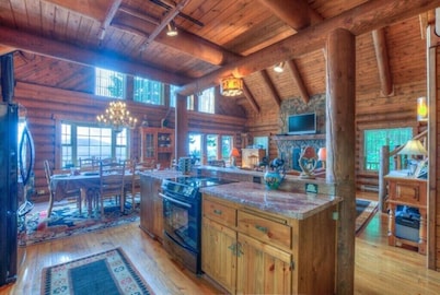 Timber Lodge Log Home, 10 Person Theater Room, Hot Tub, Pool Table, Ocean Views!