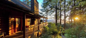 Timber Lodge Log Home, 10 Person Theater Room, Hot Tub, Pool Table, Ocean Views!