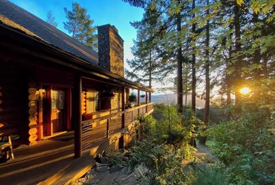 Timber Lodge Log Home, 10 Person Theater Room, Hot Tub, Pool Table, Ocean Views!