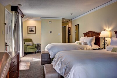 Luxurious 3 Bedroom Condo Sleeps 8!