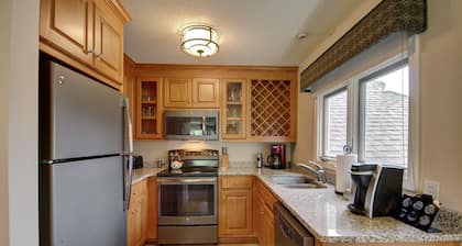 Luxurious 3 Bedroom Condo Sleeps 8!