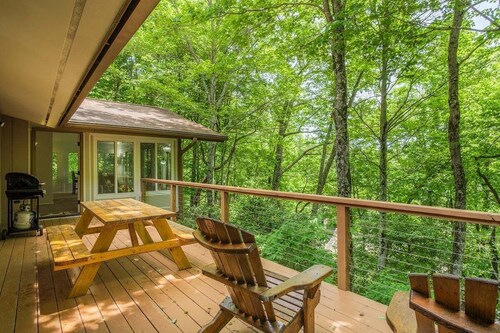 Ticoa Heights in Connestee Falls w/ Community Pool, Foosball and King Bed