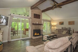 TV, fireplace - Ticoa Heights Golf, Hike, Lake w/playground (Brevard)