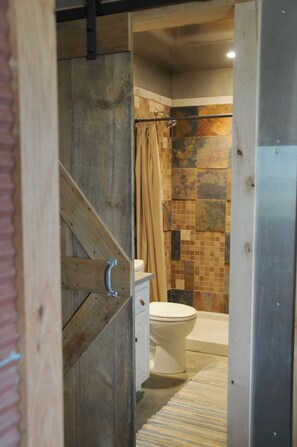 Dusch, hårtork, handdukar och tvål