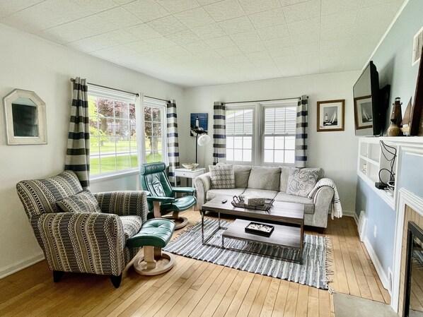 Smart TV, chimenea y libros