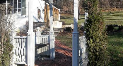 Historic Village Retreat Convienient To Everything