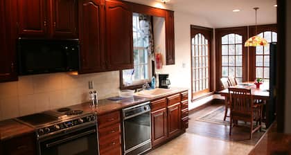 Historic Village Retreat Convienient To Everything