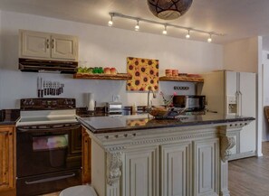 Refrigerador, microondas, horno y parrilla de estufa 