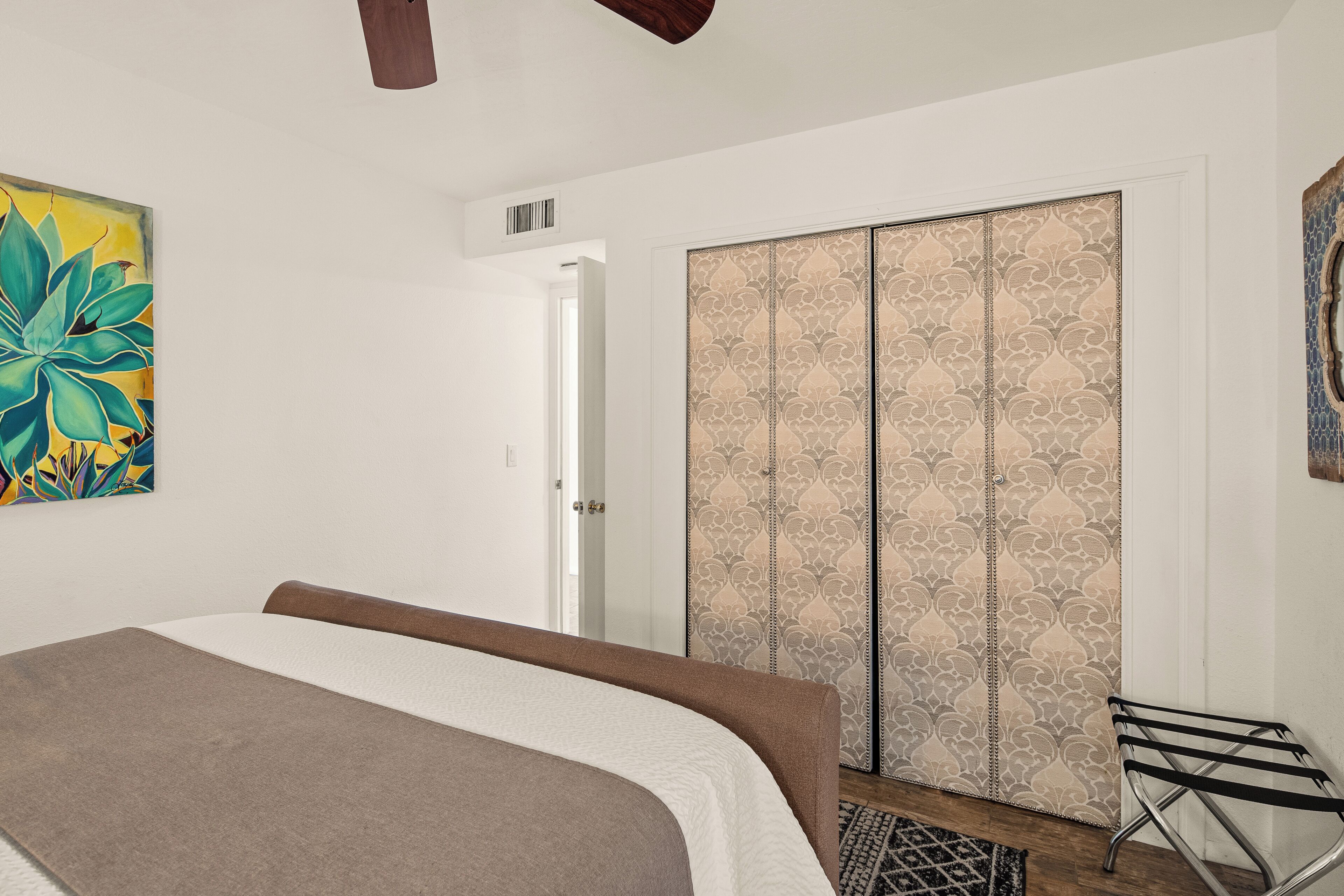 1 dormitorio, escritorio, tabla de planchar con plancha y cuna de viaje