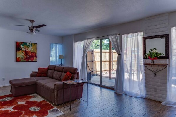 Televisión, reproductor de DVD y oficina 