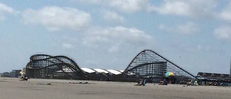 På stranden och solstolar