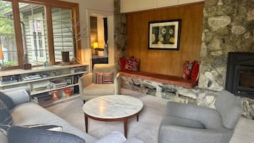 Téléviseur connecté, foyer, lecteur de DVD, livres