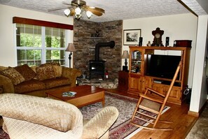 Smart TV, DVD player, books, video library - 8 acres of privacy , stream and waterfall, Dupont, pets welcome. (Cedar Mountain)