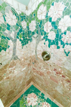 Douche, serviettes fournies, shampooing, papier de toilette
