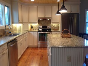 Fridge, microwave, oven, stovetop - Discounted rates for Spring/Summer 2025 rentals - Waterfront Home (Lake Lure)