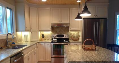 Discounted rates for Spring/Summer 2025 rentals - Waterfront Home