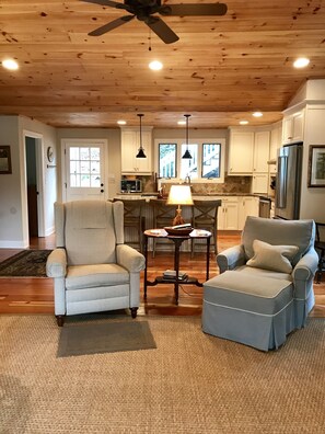 Smart TV, fireplace, DVD player - Discounted rates for Spring/Summer 2025 rentals - Waterfront Home (Lake Lure)