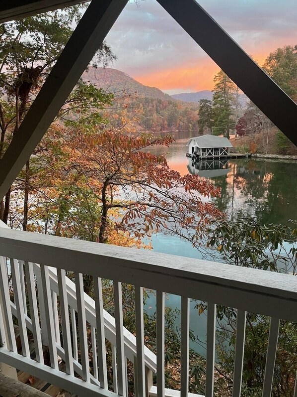 Property grounds - Discounted rates for Spring/Summer 2025 rentals - Waterfront Home (Lake Lure)