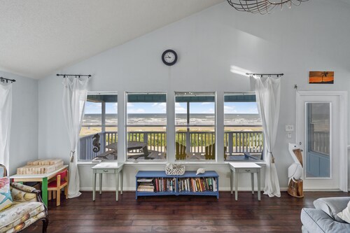 Beachfront  Panoramic Views,  Covered Patio, Clean, 6 Miles from Town