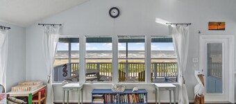 Beachfront  Panoramic Views,  Covered Patio, Clean, 6 Miles from Town