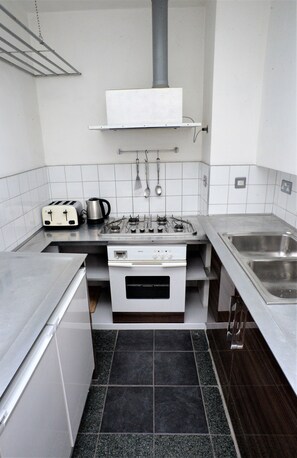 Kühlschrank, Mikrowelle, Ofen, Geschirrspüler