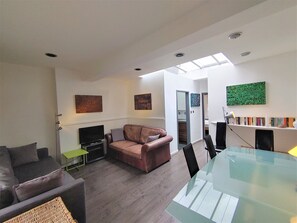 Fernseher, Kamin, DVD-Player, Stereoanlage
