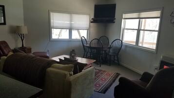 Una televisión, una chimenea