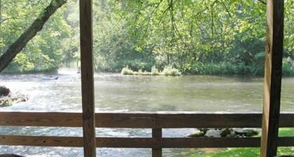 RIVERFRONT Cabin on Nantahala River, Minutes from NOC