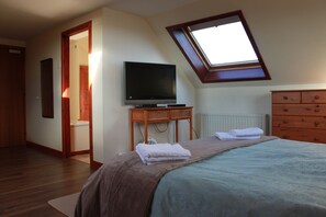 5 bedrooms, iron/ironing board, free WiFi, bed sheets