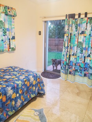 3 bedrooms, iron/ironing board, free WiFi, bed sheets - ALL Pets Welcome, Private Beach,  Tiki Hut,  Fenced Yard (Jensen Beach)