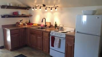 Fridge, oven, stovetop, coffee/tea maker