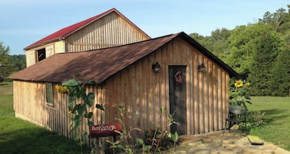 Hospédese en la cabaña bellamente restaurada en esta histórica granja orgánica de 52 acres