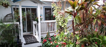 Hilo Town ~ CASA DE JARDÍN Botánico GATEADO ultra privado con estanque Koi