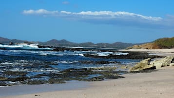 Plage, chaises longues, serviettes de plage