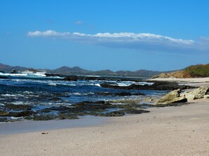 Sulla spiaggia, lettini da mare, teli da spiaggia