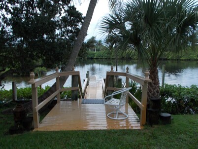 Unique and Charming--Waterfront Studio Cottage - Queen bed & Dock